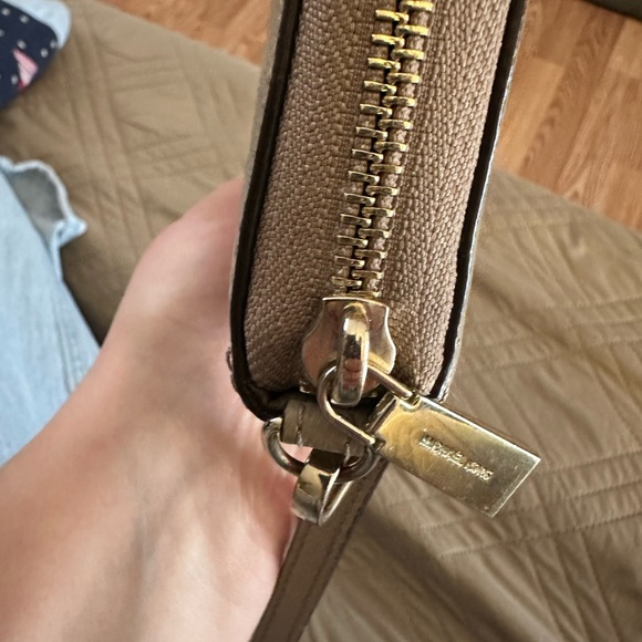 Michael Kors Tan Leather Wallet - Picture 2 of 14
